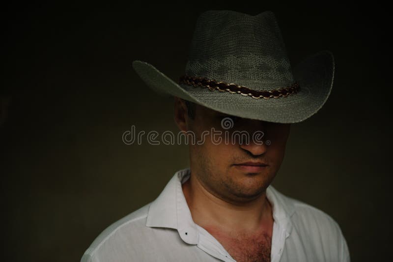 Homem misterioso em um chapéu de vaqueiro imagens de stock Homem misterioso em um chapéu de vaqueiro imagens de stock
