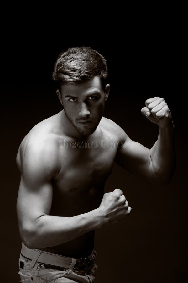 Homem muscular considerável novo foto de stock Homem muscular considerável novo foto de stock