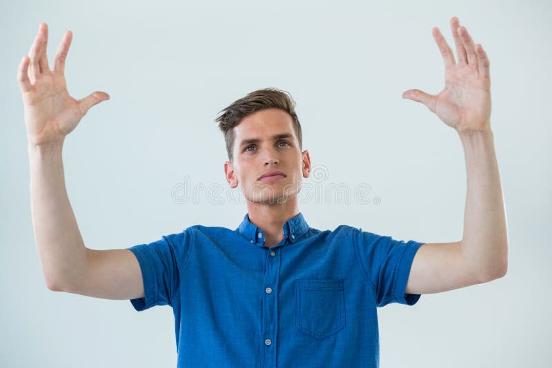 Homem na camisa azul com os braços aumentados fotos de stock royalty free Homem na camisa azul com os braços aumentados fotos de stock royalty free