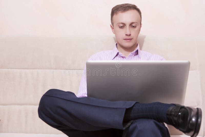 Homem na roupa do estilo do negócio e em Penny Loafers formal imagem de stock royalty free Homem na roupa do estilo do negócio e em Penny Loafers formal imagem de stock royalty free