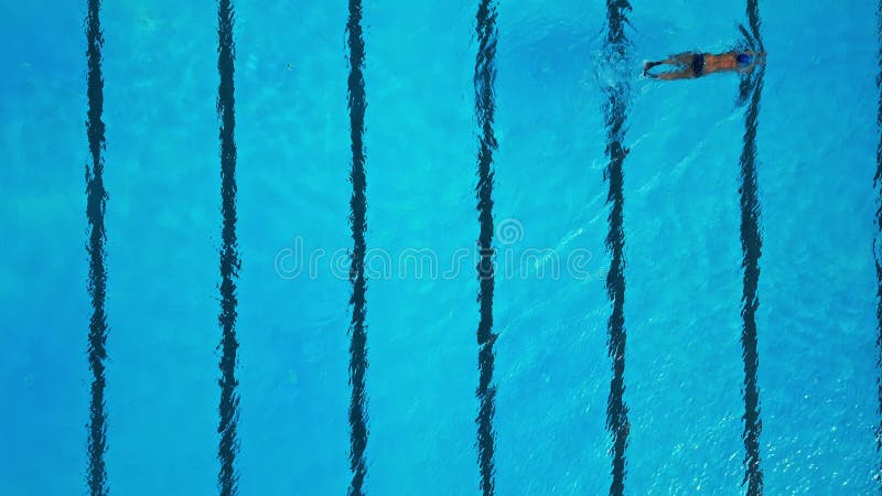 Homem nadando sem camisa na piscina