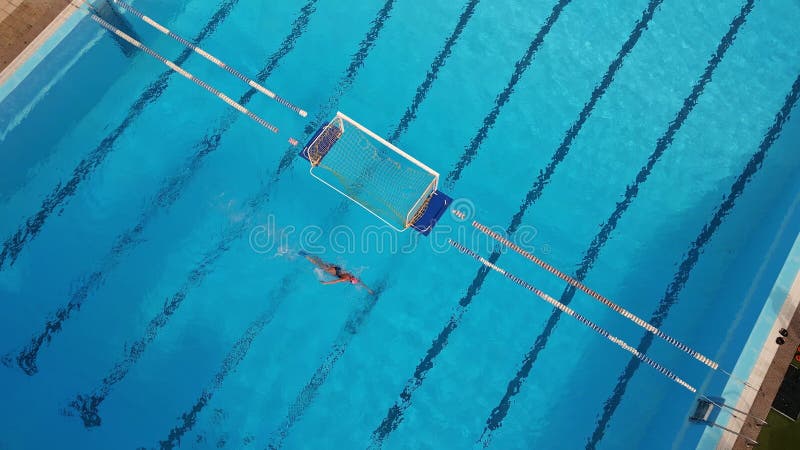 Homem nadando sem camisa na piscina