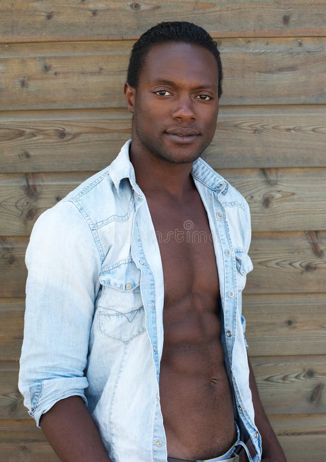 Homem negro atraente a posar com a camisa aberta foto de stock royalty free