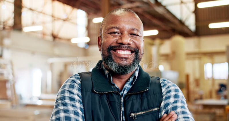 Homem negro e de braços cruzados com indústria de madeira e mobiliário com empresário. retrato