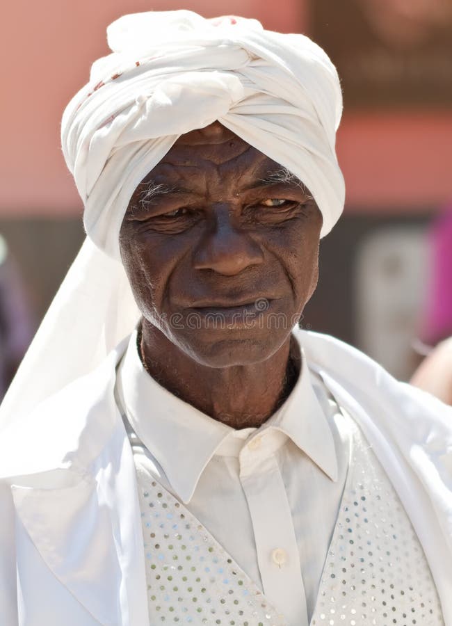 Homem negro idoso com roupa afrocuban típica imagem de stock Homem negro idoso com roupa afrocuban típica imagem de stock