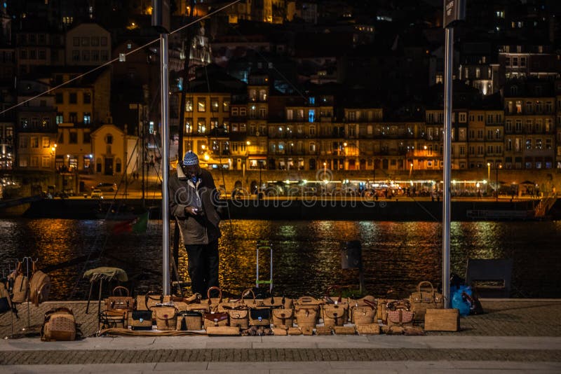 Homem negro que vende o material na rua durante uma noite fria do winterjpg fotos de stock royalty free Homem negro que vende o material na rua durante uma noite fria do winterjpg fotos de stock royalty free