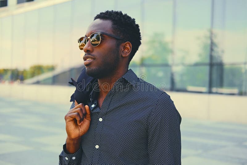 Homem negro sobre o fundo moderno da construção foto de stock royalty free Homem negro sobre o fundo moderno da construção foto de stock royalty free