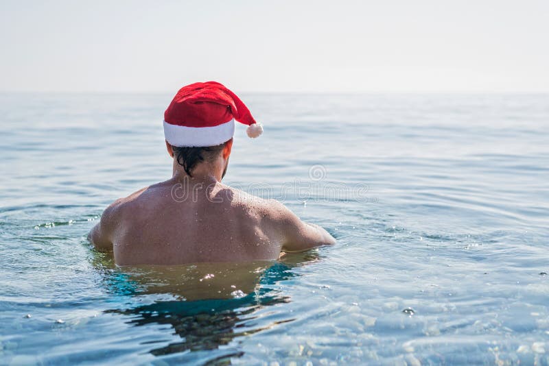 Homem no chapéu na praia, feriados de Santa Claus do Natal Relaxe em países tropicais no inverno, Year& novo x27; fim de semana d fotos de stock royalty free Homem no chapéu na praia, feriados de Santa Claus do Natal Relaxe em países tropicais no inverno, Year& novo x27; fim de semana d fotos de stock royalty free
