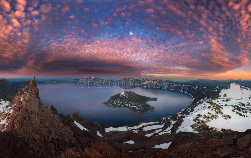 Homem no lago crater da visão da cume com Lua cheia imagens de stock royalty free Homem no lago crater da visão da cume com Lua cheia imagens de stock royalty free