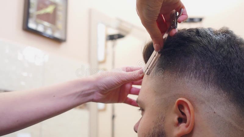 Cabeleireiro Fêmea Que Faz O Corte De Cabelo Masculino Com a Lâmina  Elétrica Do Cabelo No Salão De Beleza Do Cabeleireiro No Ar L Video Estoque  - Vídeo de aparamento, beleza: 118284439