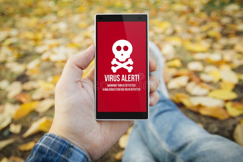homem no smartphone do alerta do vírus do parque imagem de stock homem no smartphone do alerta do vírus do parque imagem de stock