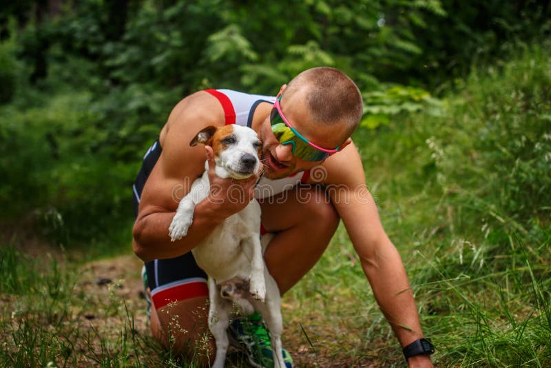 Homem no sportswear com cão pequeno imagens de stock Homem no sportswear com cão pequeno imagens de stock