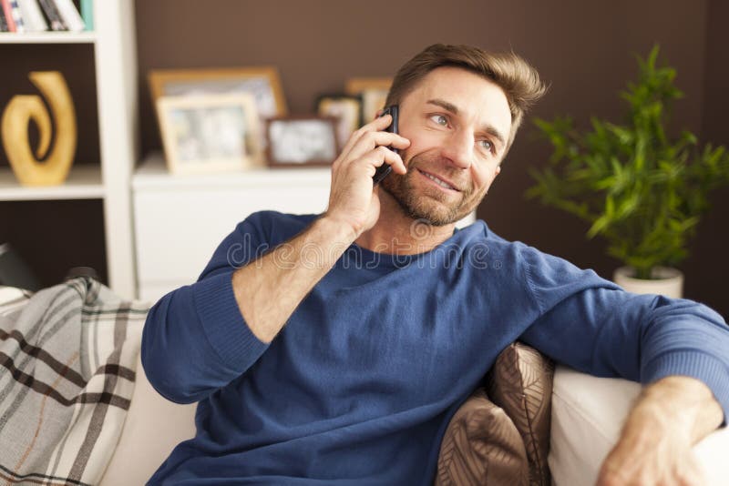 Homem no telefone imagens de stock royalty free Homem no telefone imagens de stock royalty free