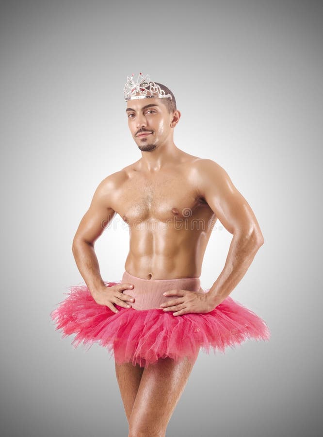 Homem no tutu do bailado contra o inclinação fotos de stock royalty free Homem no tutu do bailado contra o inclinação fotos de stock royalty free