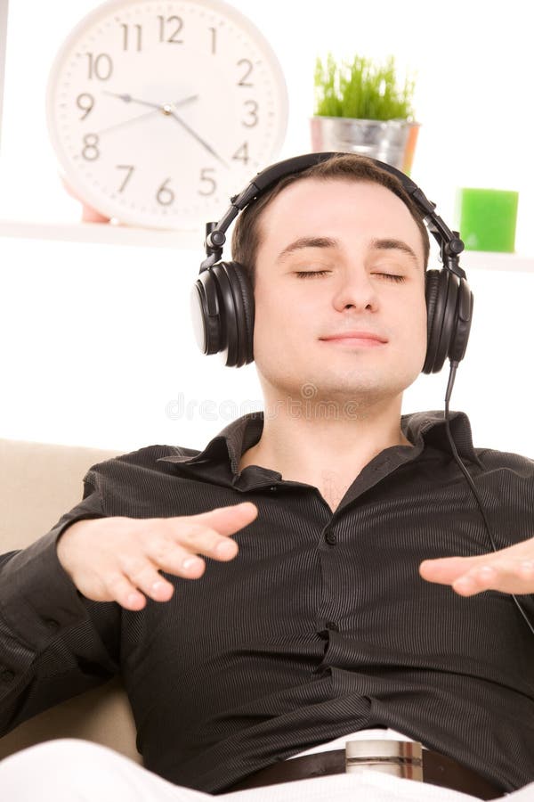 Homem com auscultadores imagem de stock royalty free