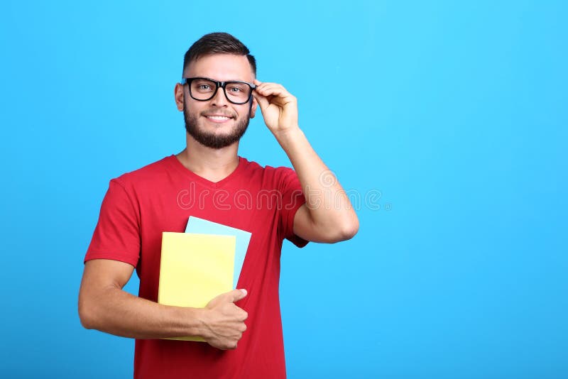 Homem nos vidros com livros imagem de stock Homem nos vidros com livros imagem de stock