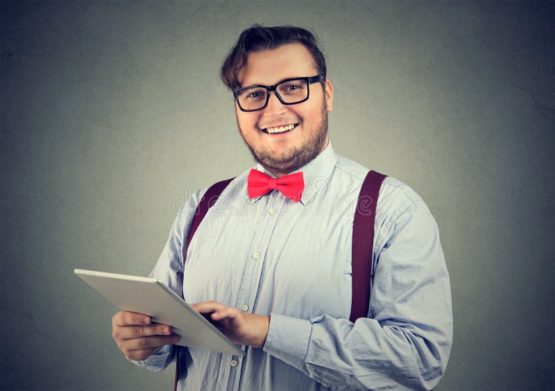 Homem novo alegre com bloco de notas imagem de stock royalty free Homem novo alegre com bloco de notas imagem de stock royalty free