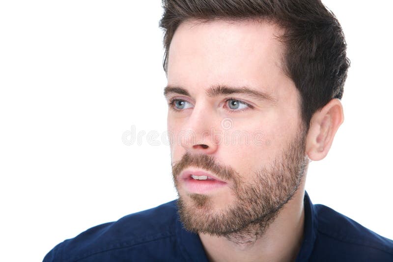 Homem novo atrativo com barba e expressão séria na cara fotografia de stock royalty free Homem novo atrativo com barba e expressão séria na cara fotografia de stock royalty free