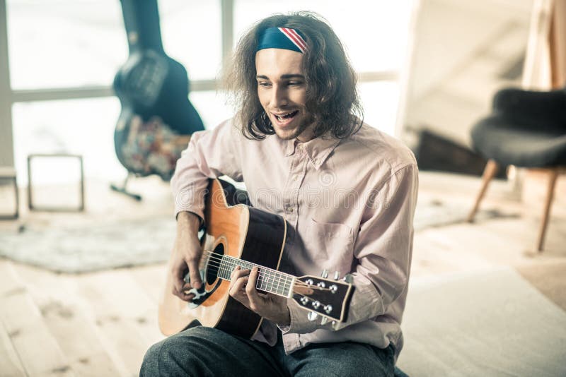 Homem novo bonito inspirado que está sendo concentrado no canto fotos de stock Homem novo bonito inspirado que está sendo concentrado no canto fotos de stock