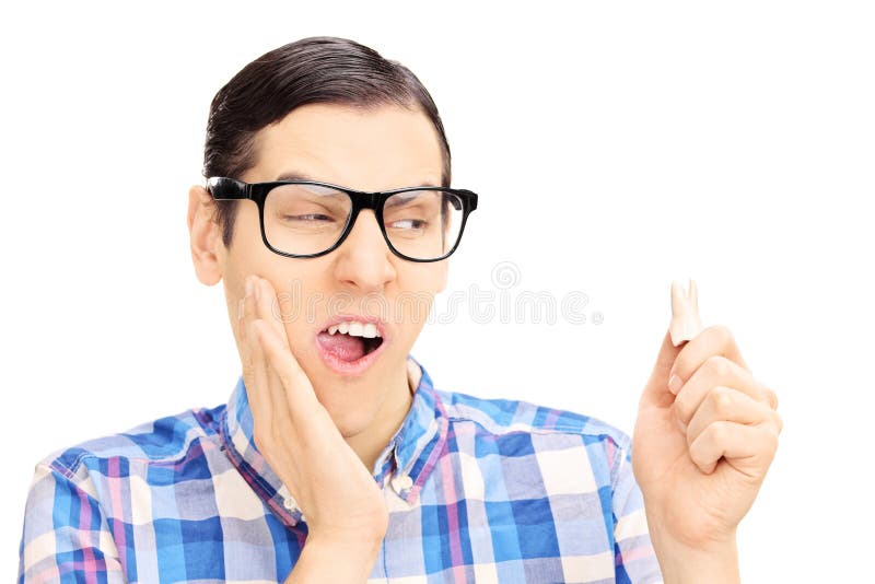 Homem novo com a dor da dor de dente que guarda seus dentes imagem de stock royalty free Homem novo com a dor da dor de dente que guarda seus dentes imagem de stock royalty free