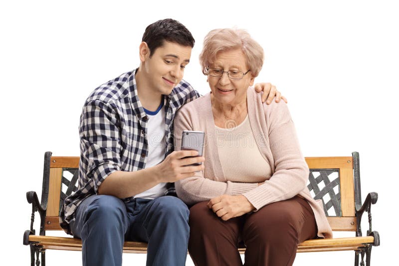 Homem novo com a mulher madura que mostra lhe algo no telefone fotos de stock royalty free Homem novo com a mulher madura que mostra lhe algo no telefone fotos de stock royalty free