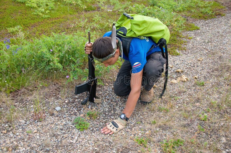 Jovem com um fuzil imagem de stock