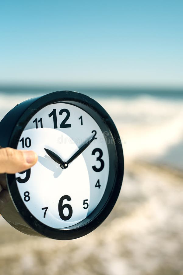 Homem novo com um pulso de disparo na praia imagens de stock royalty free