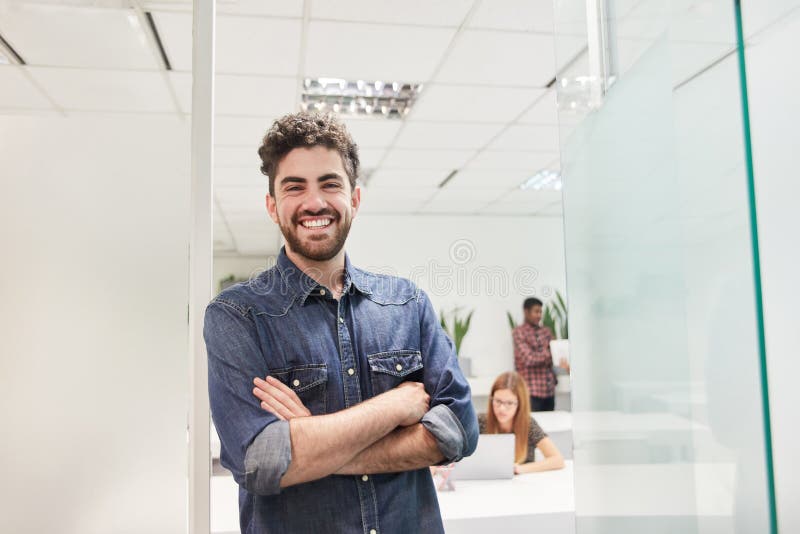 Homem novo como o fundador presumido da partida imagens de stock royalty free Homem novo como o fundador presumido da partida imagens de stock royalty free
