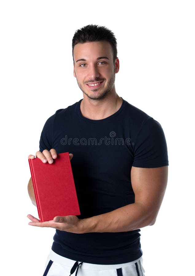 Homem novo de sorriso que guarda e que mostra a capa do livro foto de stock Homem novo de sorriso que guarda e que mostra a capa do livro foto de stock
