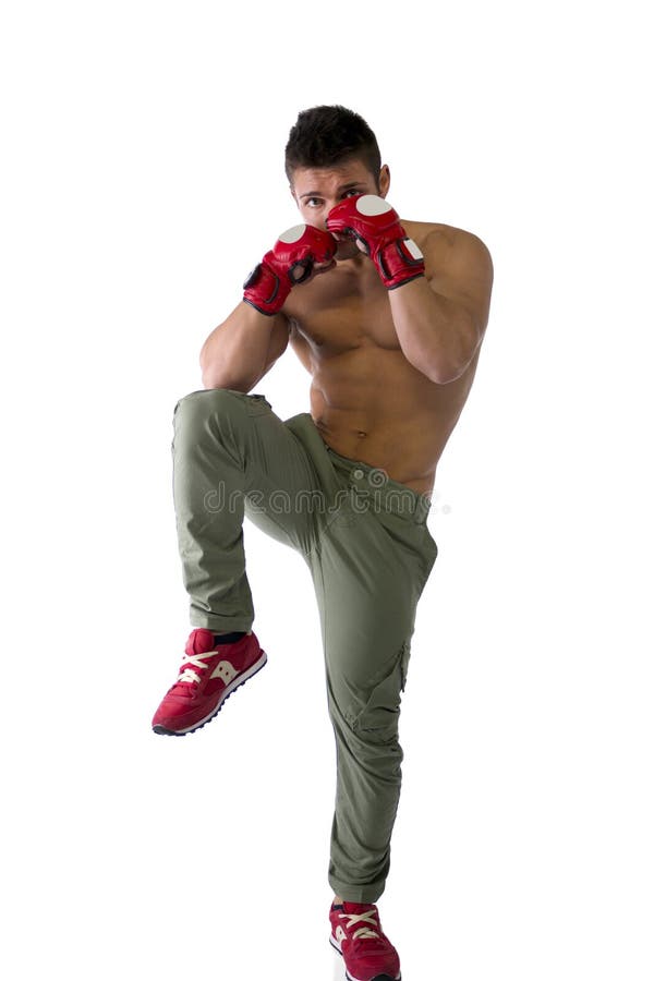 Homem novo descamisado muscular com o Muttahida Majlis-E-Amal misturado das luvas das artes marciais imagens de stock Homem novo descamisado muscular com o Muttahida Majlis-E-Amal misturado das luvas das artes marciais imagens de stock