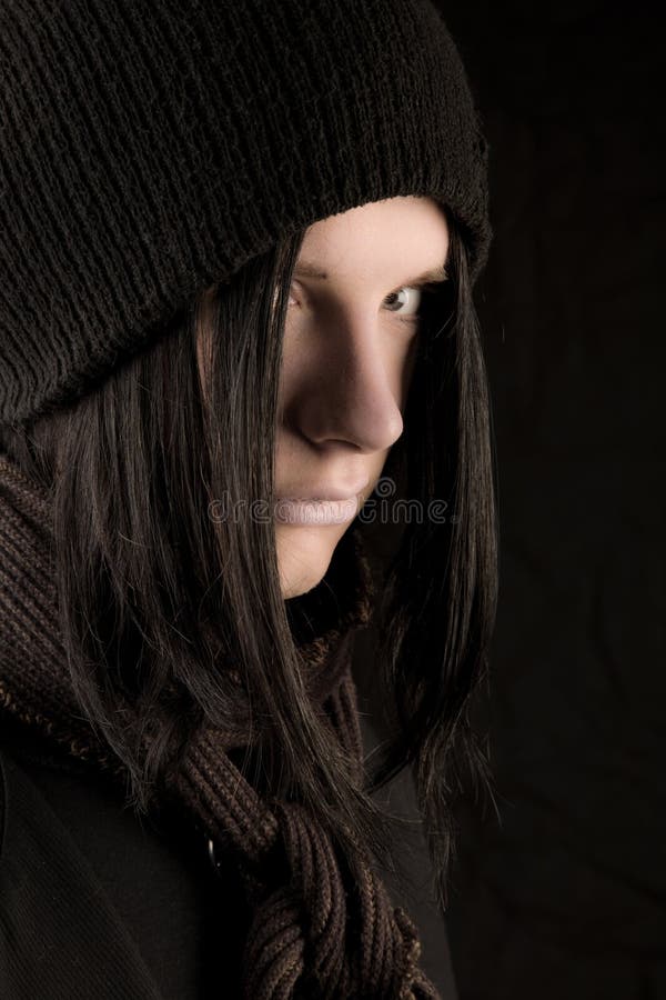 Menina Possuída Pelo Diabo Olha Para Você Fora Escuridão fotos, imagens de  © YAYImages #263310978