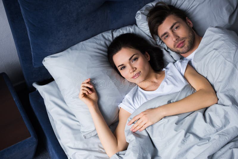 Homem novo e mulher que abraçam ao encontrar-se fotos de stock royalty free Homem novo e mulher que abraçam ao encontrar-se fotos de stock royalty free