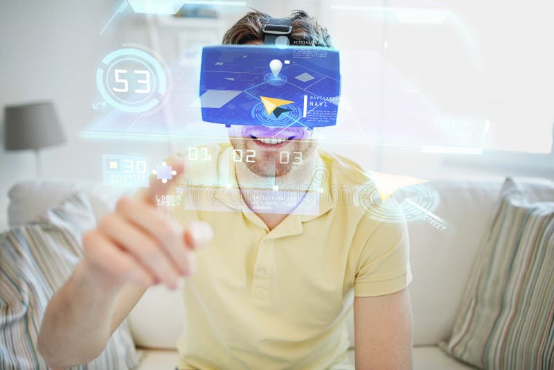 Homem novo em auriculares da realidade virtual ou em vidros 3d fotografia de stock royalty free Homem novo em auriculares da realidade virtual ou em vidros 3d fotografia de stock royalty free