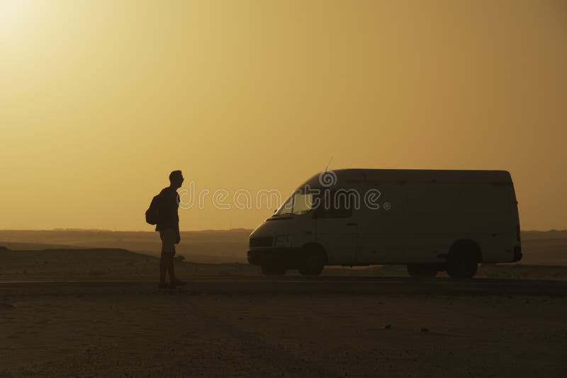 Homem novo em Fuerteventura, Espanha imagem de stock Homem novo em Fuerteventura, Espanha imagem de stock