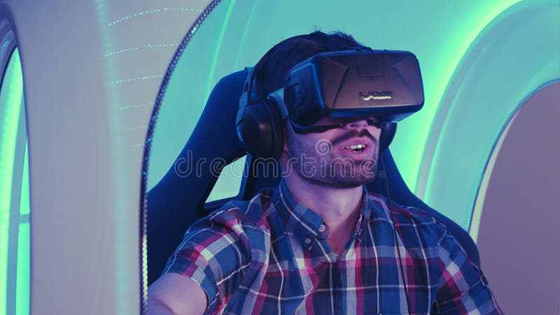 Homem novo feliz que joga o videogame no simulador da realidade 3D virtual fotos de stock Homem novo feliz que joga o videogame no simulador da realidade 3D virtual fotos de stock