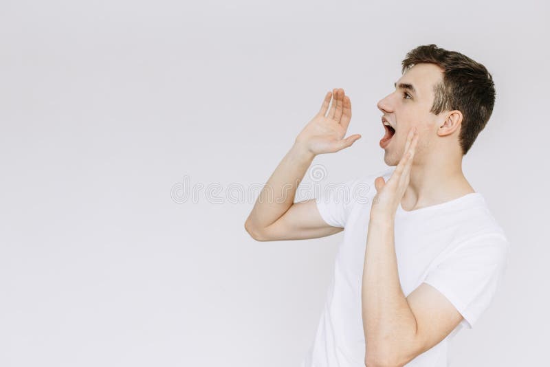 Homem novo no fundo branco, preços baixos surpreendentes imagens de stock Homem novo no fundo branco, preços baixos surpreendentes imagens de stock