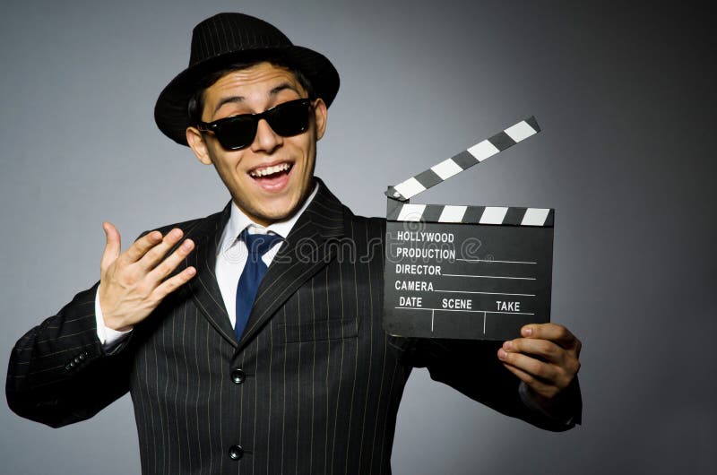 Homem novo no traje e no chapéu listrados clássicos fotografia de stock royalty free Homem novo no traje e no chapéu listrados clássicos fotografia de stock royalty free