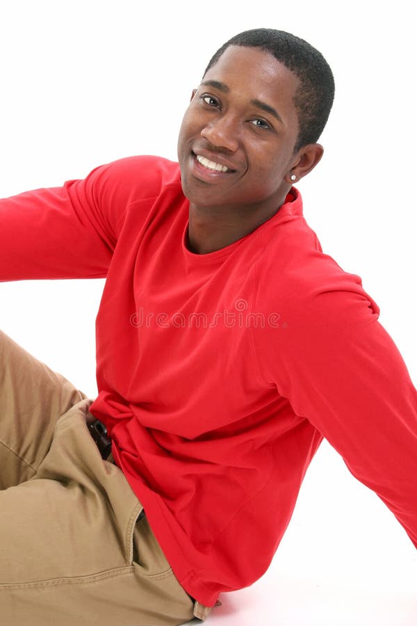 Homem novo ocasional na camisa longa do vermelho da luva imagens de stock Homem novo ocasional na camisa longa do vermelho da luva imagens de stock