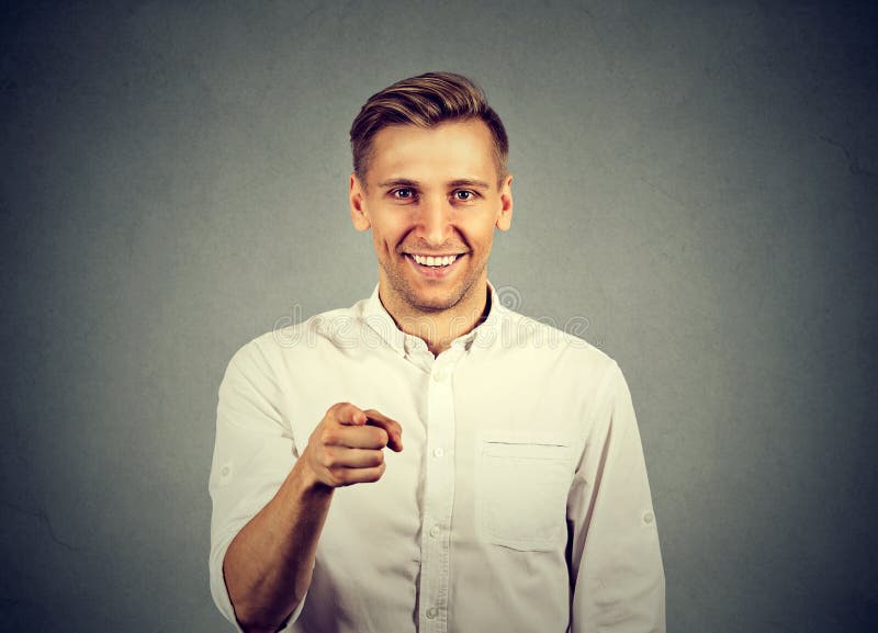 Homem novo que aponta seu dedo em você foto de stock royalty free Homem novo que aponta seu dedo em você foto de stock royalty free