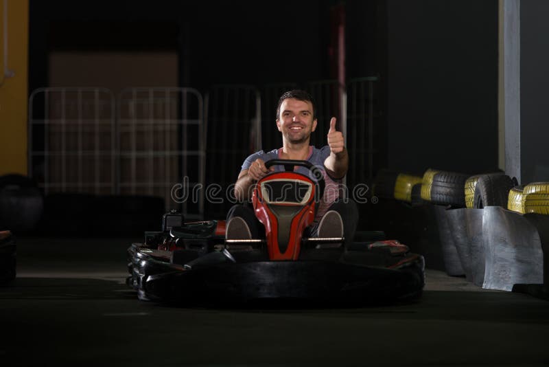 Homem novo que conduz a raça de Karting do kart fotos de stock Homem novo que conduz a raça de Karting do kart fotos de stock