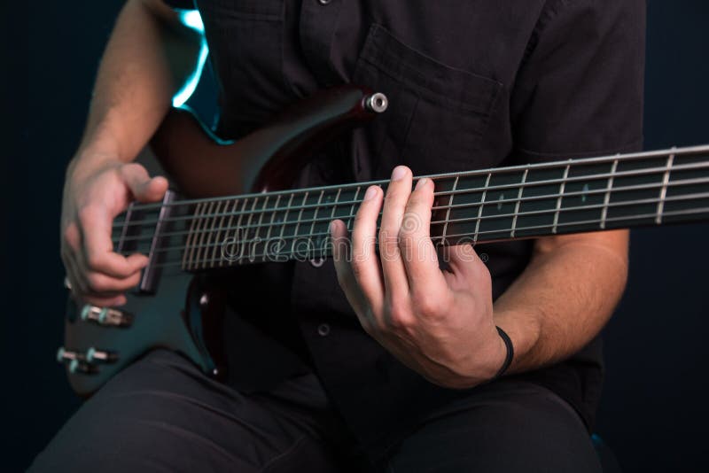Homem novo que joga a guitarra elétrica foto de stock Homem novo que joga a guitarra elétrica foto de stock