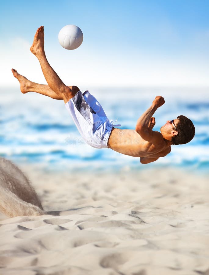 Jogador De Futebol Da Praia Na Ação Ângulo Largo Da Praia Ensolarada Imagem  de Stock - Imagem de oceano, atleta: 124770337