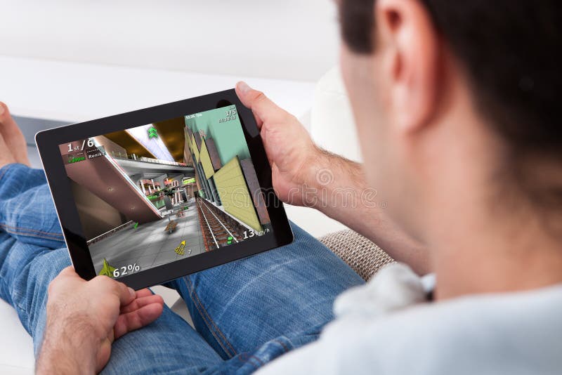 Jovens, Homens E Mulheres, Assistindo Ao Jogo De Futebol Online Através De  Videapp. Ecrã De Computador Portátil Pc Com Jogadores D Imagem de Stock -  Imagem de casa, digital: 227637335