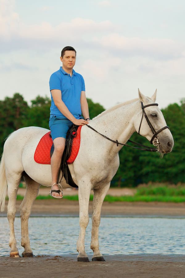 Homem E Cavalo Pulando Uma Cerca Foto de Stock - Imagem de sela, animal:  247580984