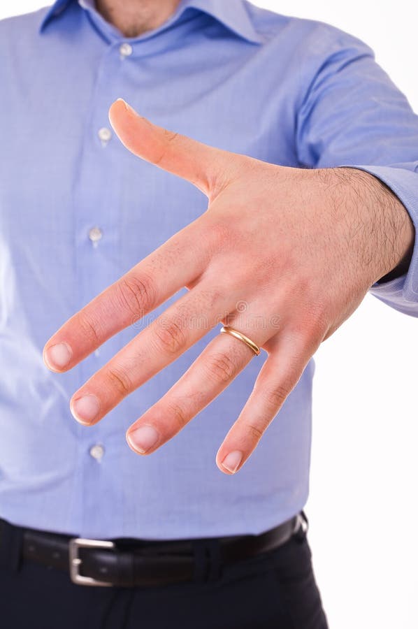 Homem que mostra sua aliança de casamento. fotos de stock