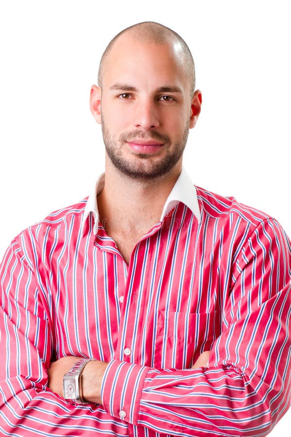 Homem novo que veste a camisa listrada vermelha e que olha a câmera fotografia de stock royalty free Homem novo que veste a camisa listrada vermelha e que olha a câmera fotografia de stock royalty free
