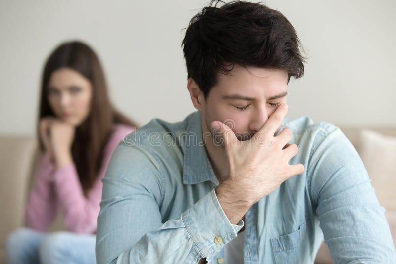 Homem novo triste que grita, tendo problemas, no desespero ou na depressão fotos de stock Homem novo triste que grita, tendo problemas, no desespero ou na depressão fotos de stock