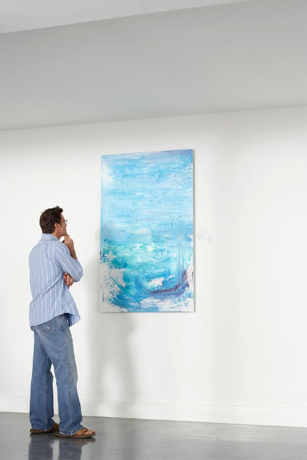 Homem observando a pintura em Art Gallery imagem de stock royalty free Homem observando a pintura em Art Gallery imagem de stock royalty free