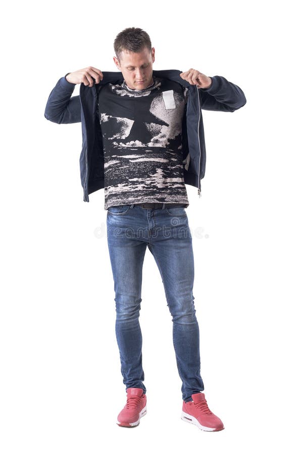 Homem ocasional considerável adulto novo que obtém vestido no revestimento de bombardeiro azul fotos de stock Homem ocasional considerável adulto novo que obtém vestido no revestimento de bombardeiro azul fotos de stock