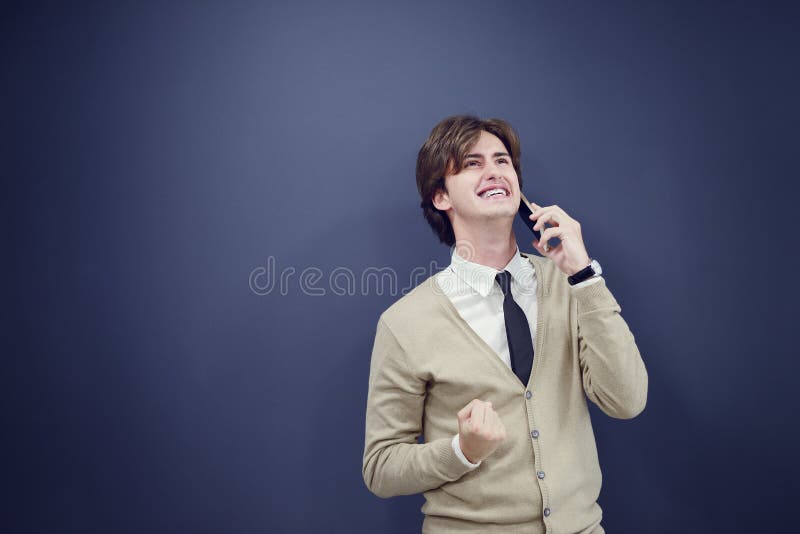 Homem ocasional novo que fala no telefone isolado no fundo branco foto de stock Homem ocasional novo que fala no telefone isolado no fundo branco foto de stock